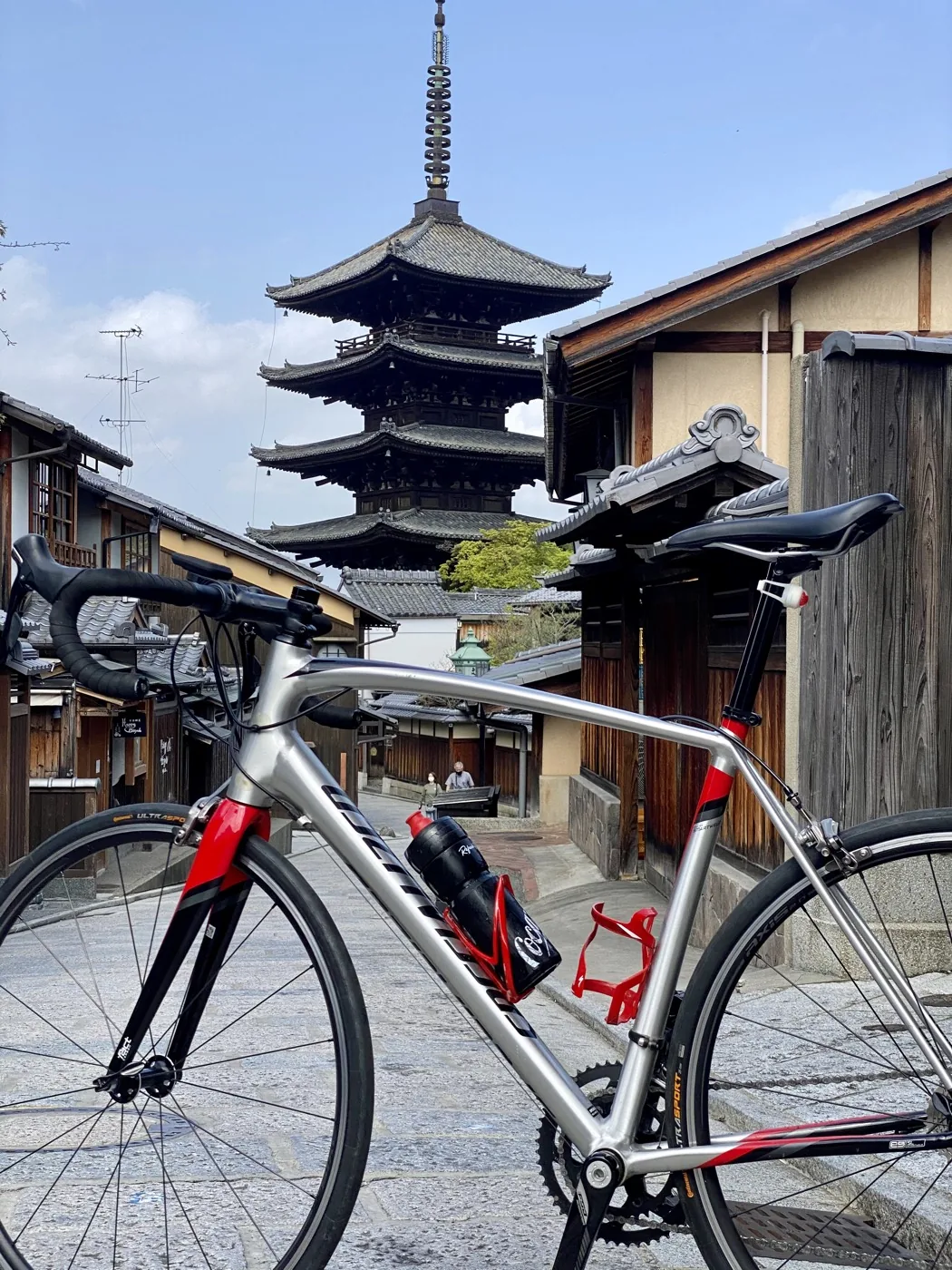 Bicicleta diante da arquitetura tradicional japonesa