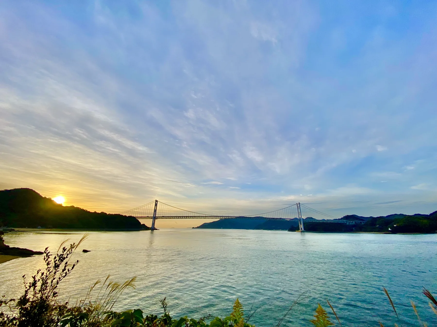 Ponte atravessando o mar durante o pôr do sol