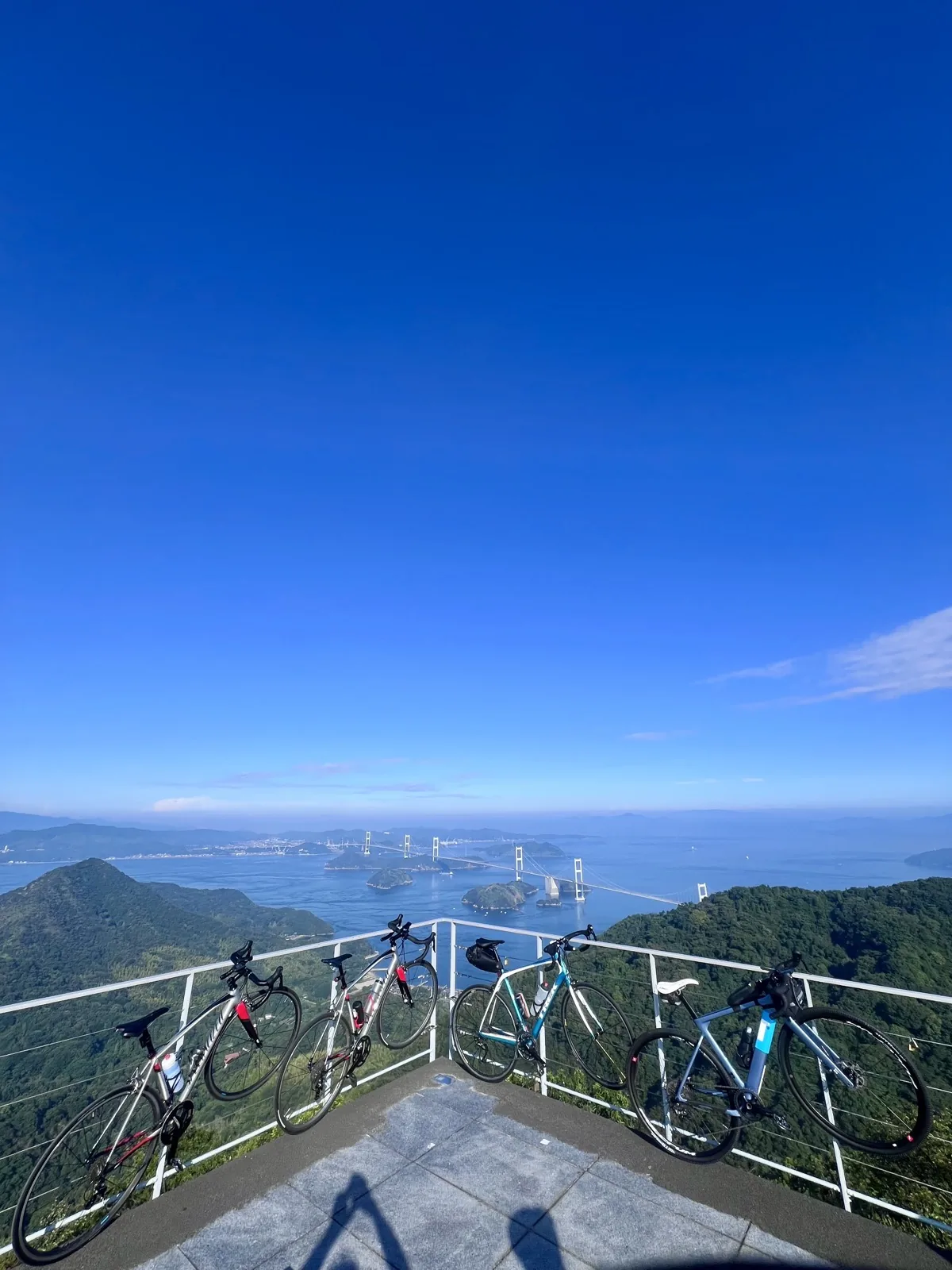 Bicicletas reunidas diante de uma grande paisagem