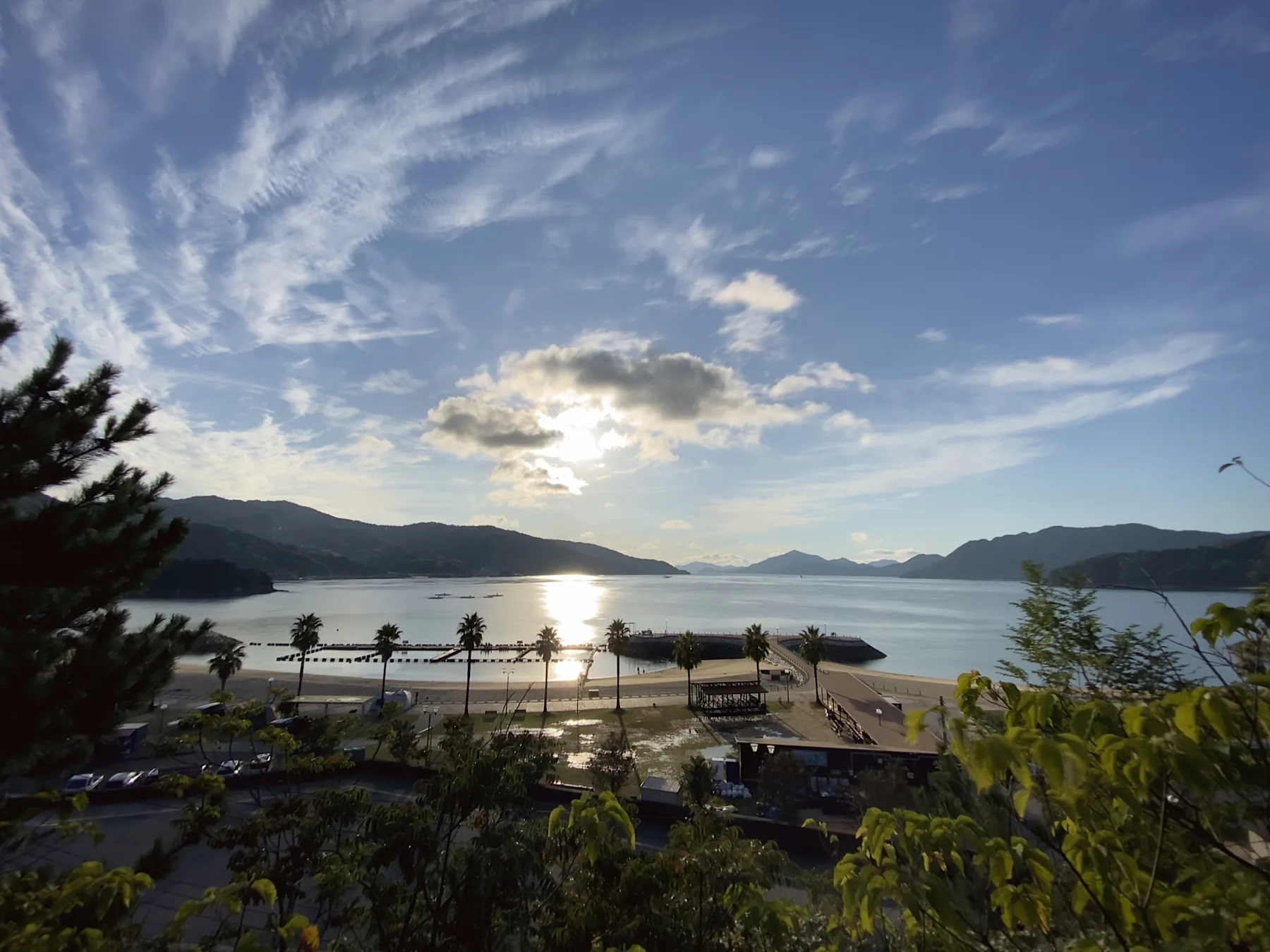 Luz do fim do dia sobre o mar e as montanhas