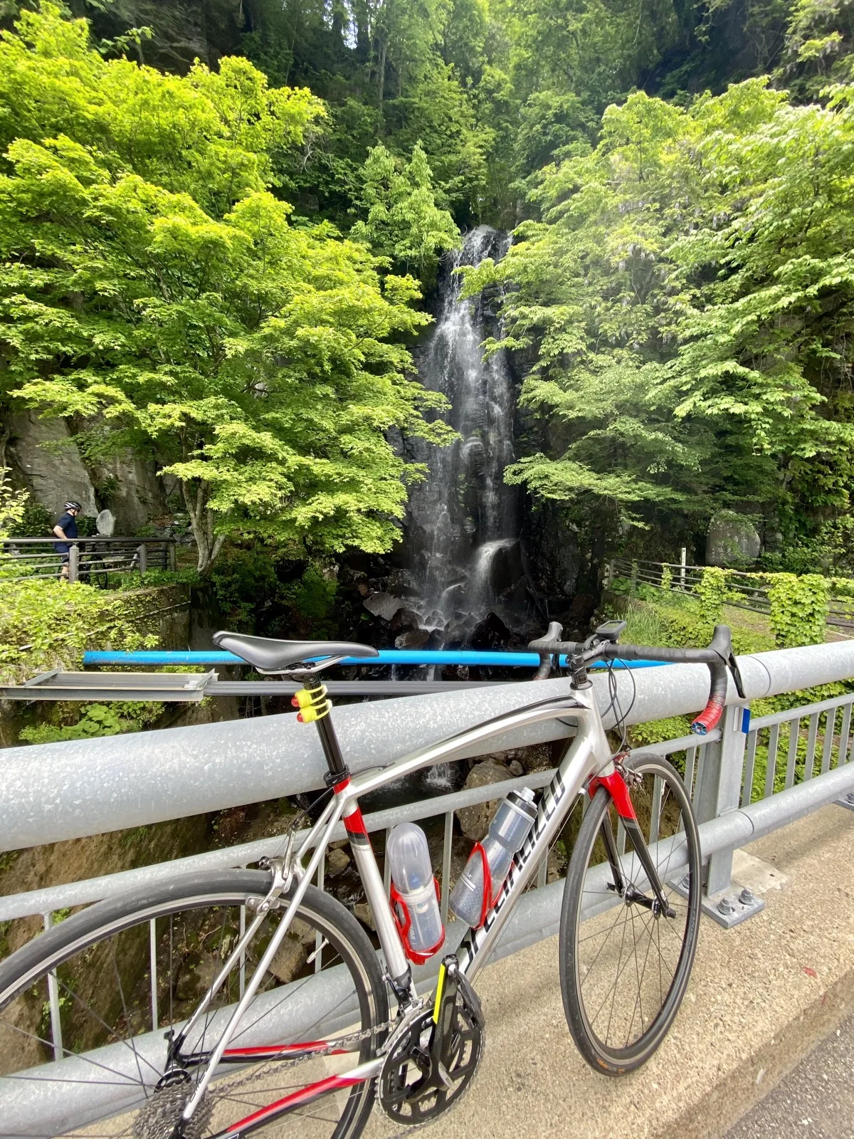 Bicicleta em uma pausa diante de uma cachoeira