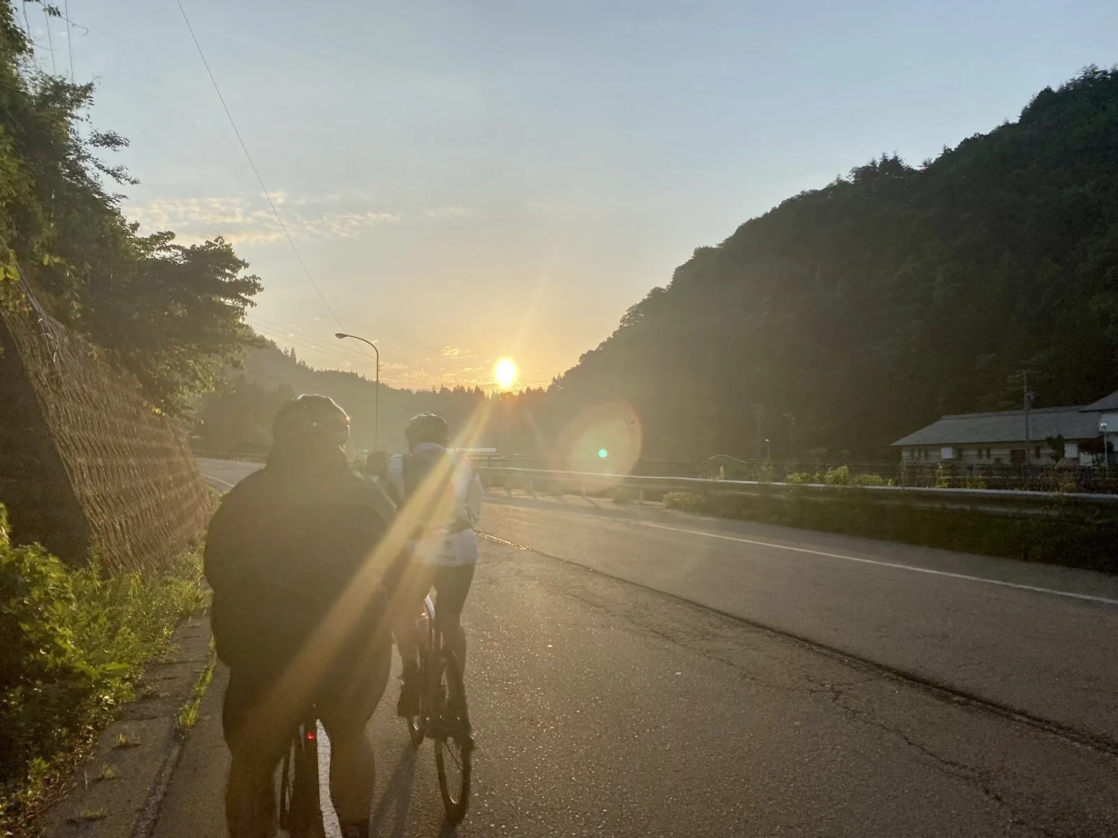 Ciclistas avançando juntos ao pôr do sol